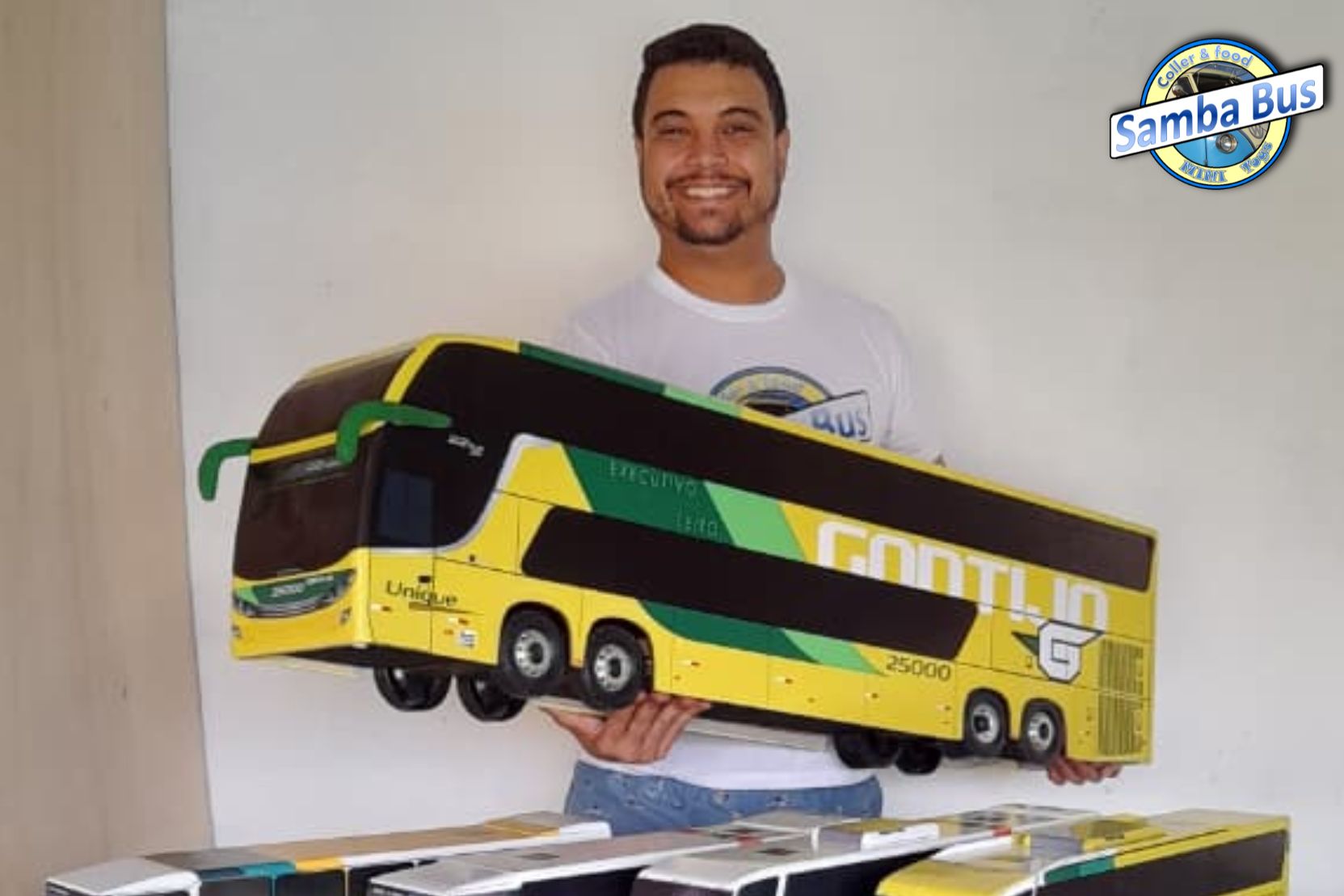 Miniatura Gigante de Ônibus Gontijo: Paixão, Realismo e Exclusividade
